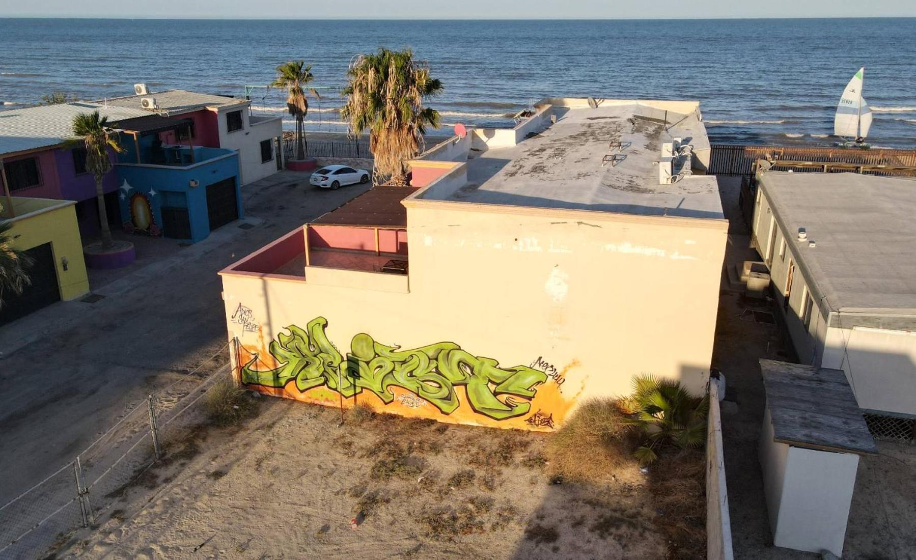 Condo 4, In town and steps to the beach and Malecon