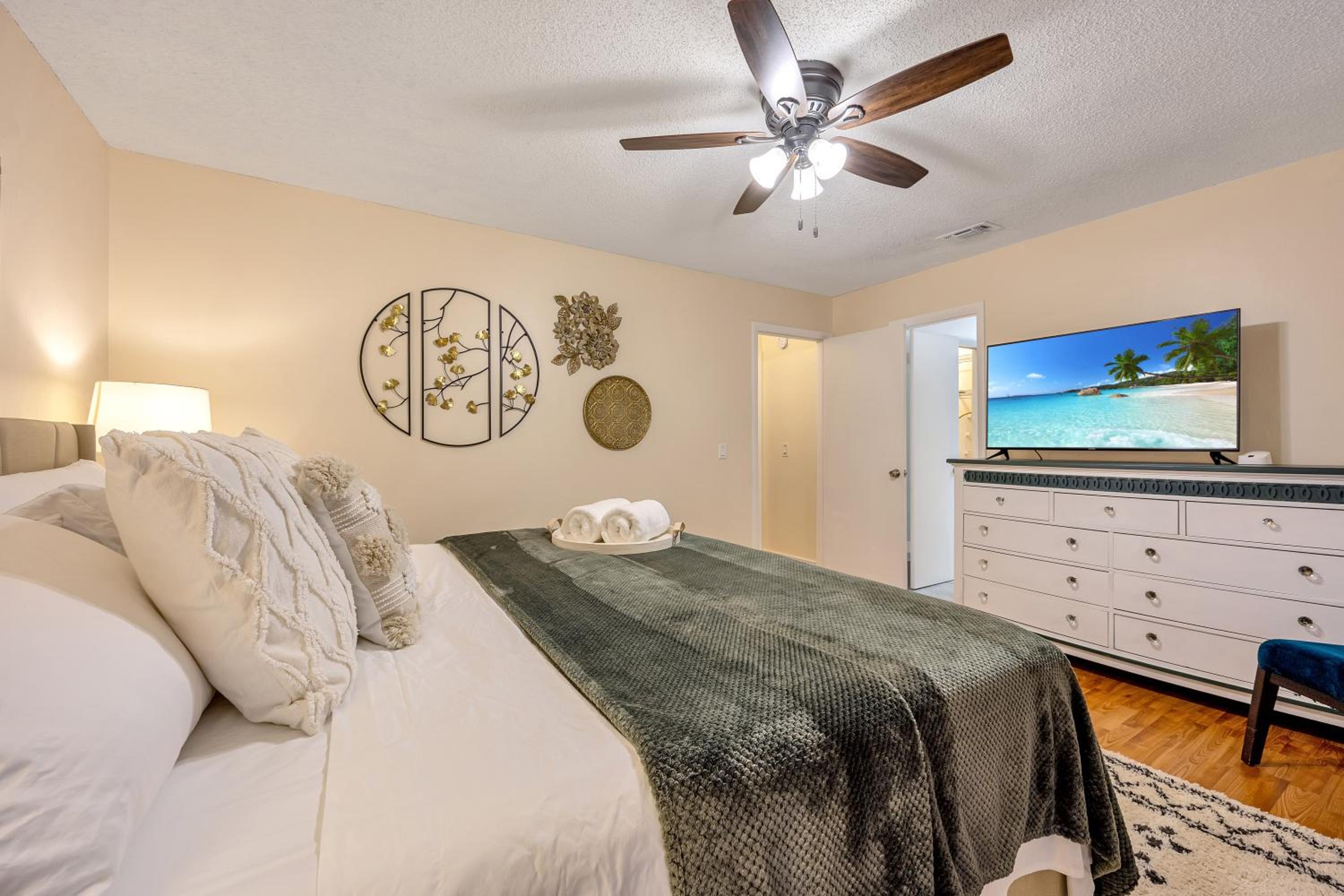 West Palm Beach Vacations - Townhome in PBG, king bed, pergola, BBQ  fire pit - Property Image 2