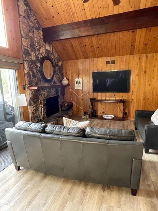 Pine Oaks Cabin view 3