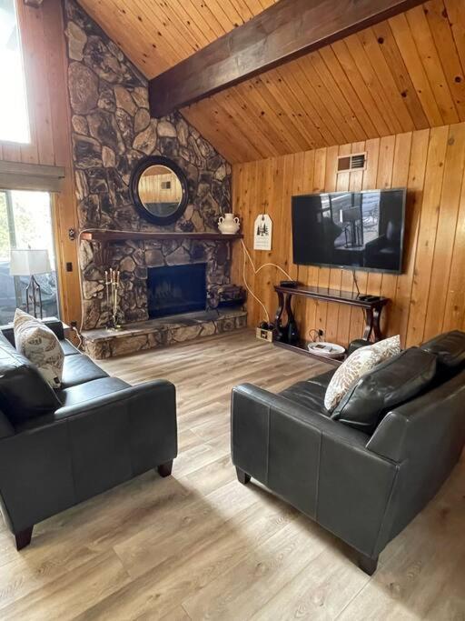 Pine Oaks Cabin view 2