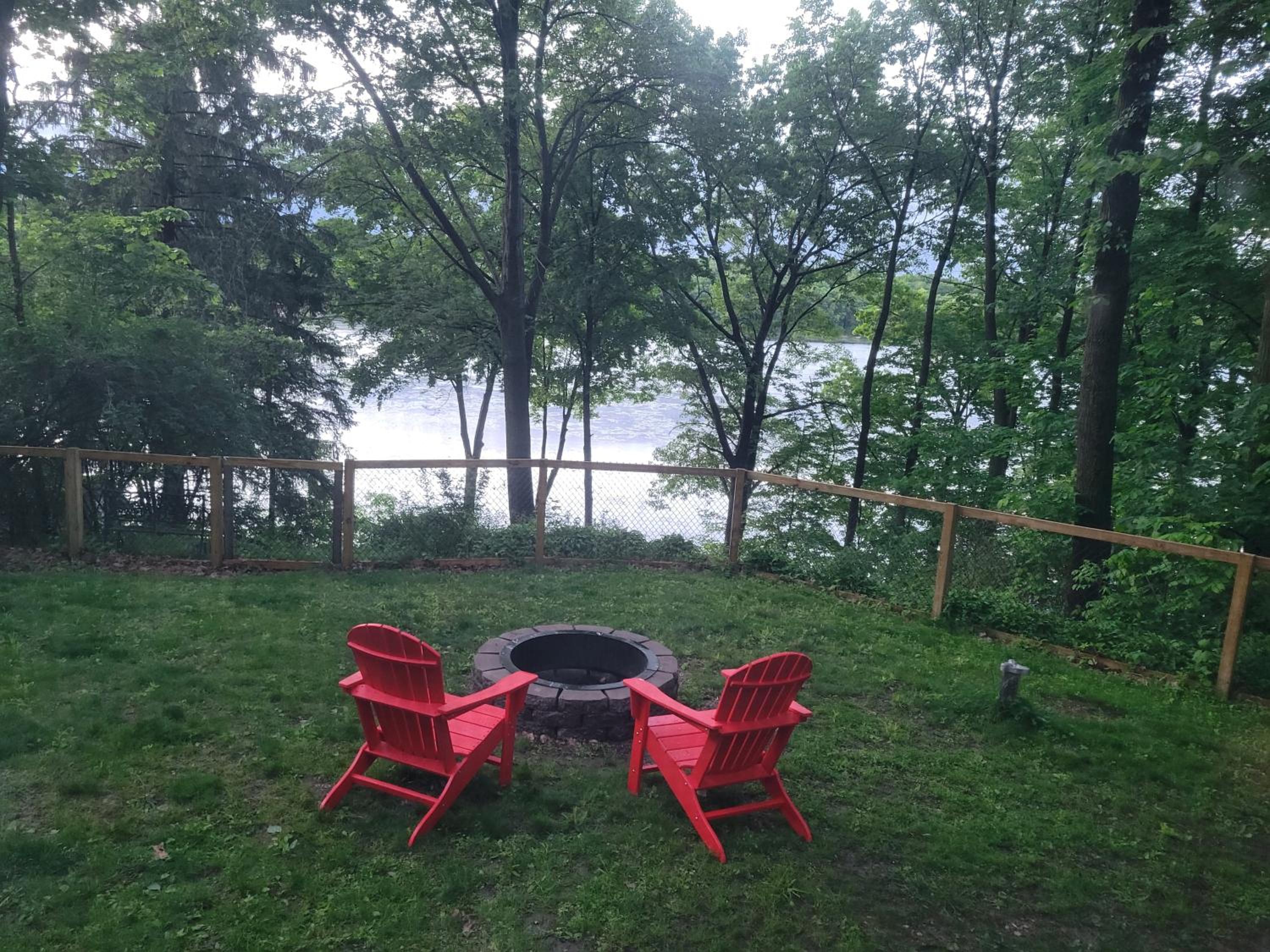 Lakefront Cabin in the Woods (fully fenced yard)