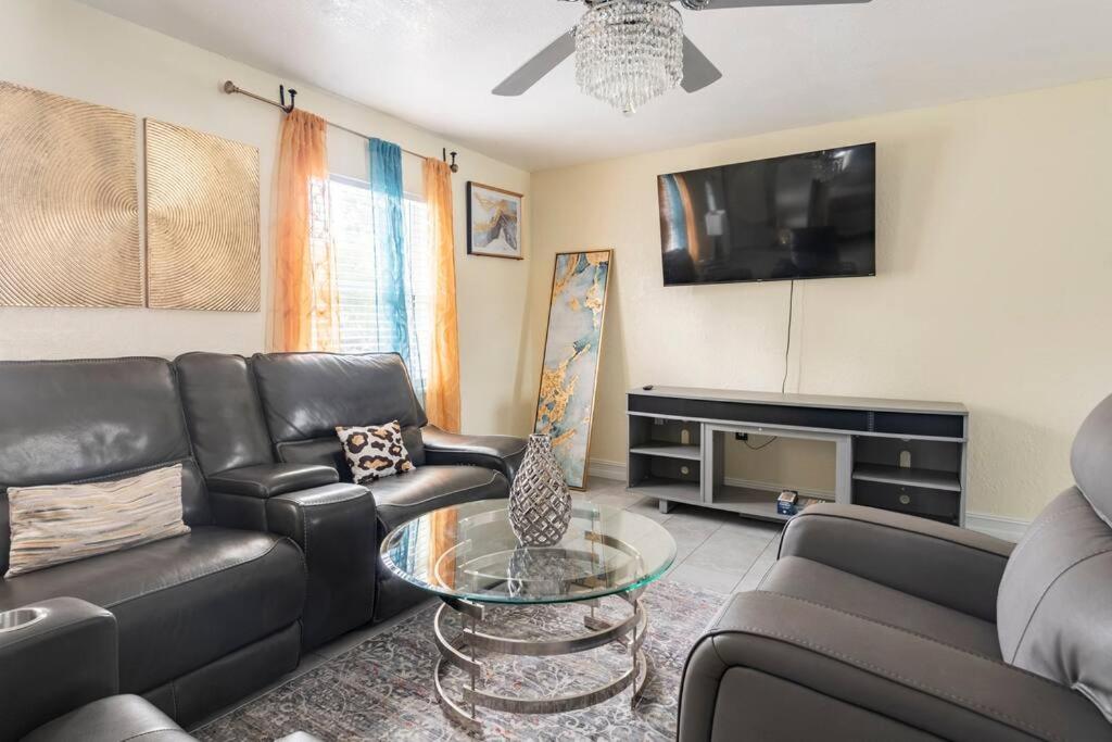 Modern 3Bedroom 2 Bathroom Home Near Universal