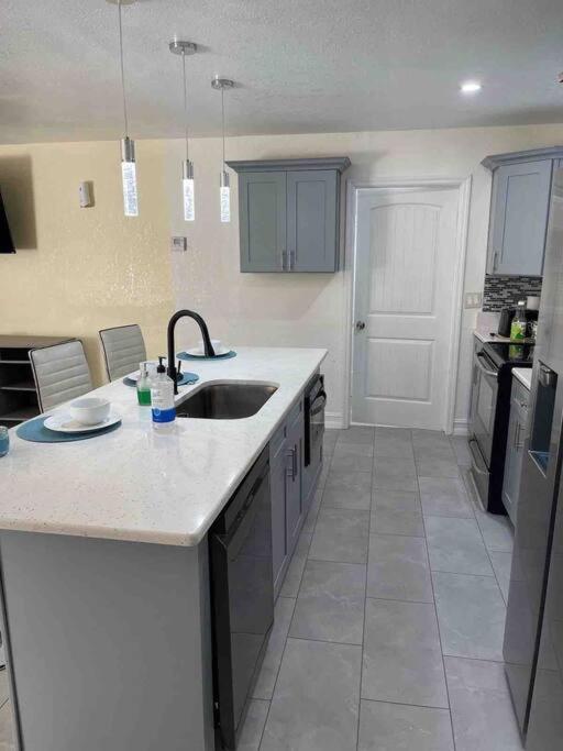 Modern 3Bedroom 2 Bathroom Home Near Universal