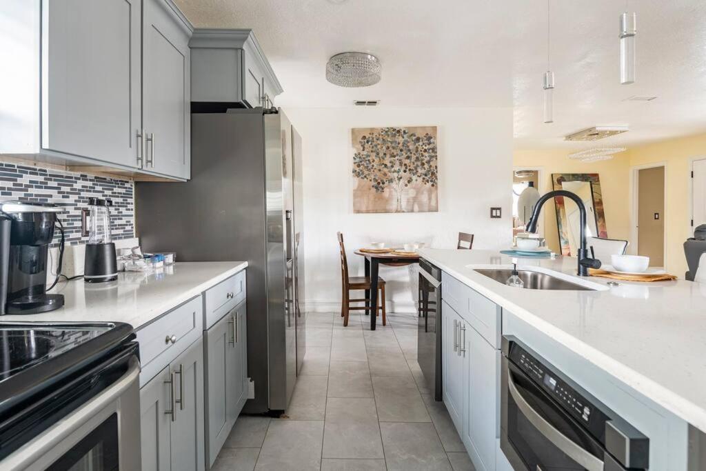 Modern 3Bedroom 2 Bathroom Home Near Universal
