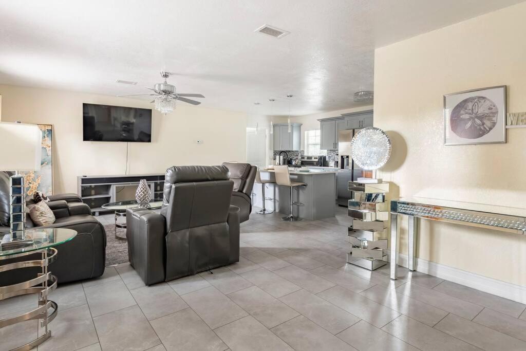Modern 3Bedroom 2 Bathroom Home Near Universal