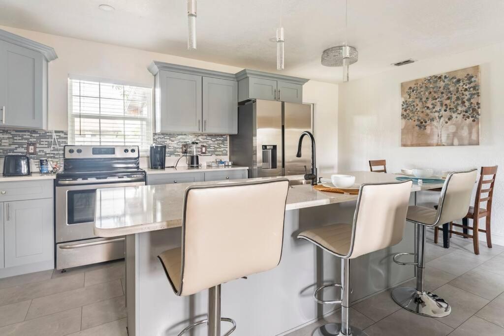 Modern 3Bedroom 2 Bathroom Home Near Universal