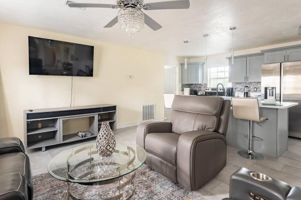 Modern 3Bedroom 2 Bathroom Home Near Universal