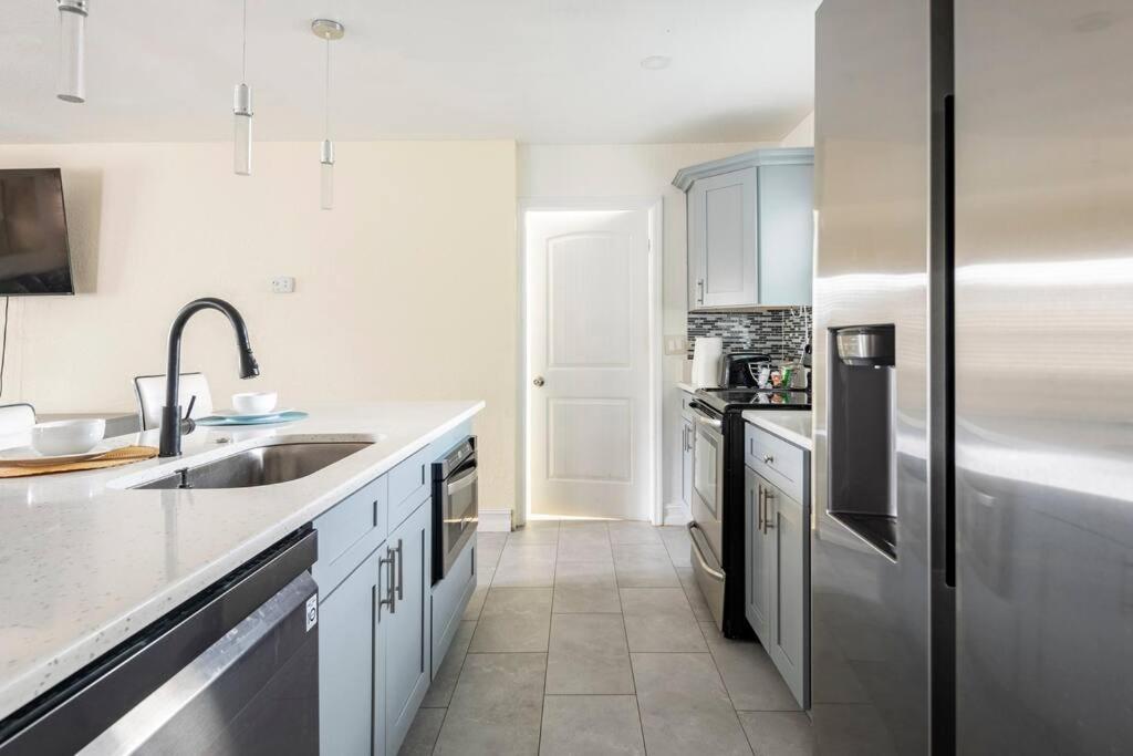 Modern 3Bedroom 2 Bathroom Home Near Universal