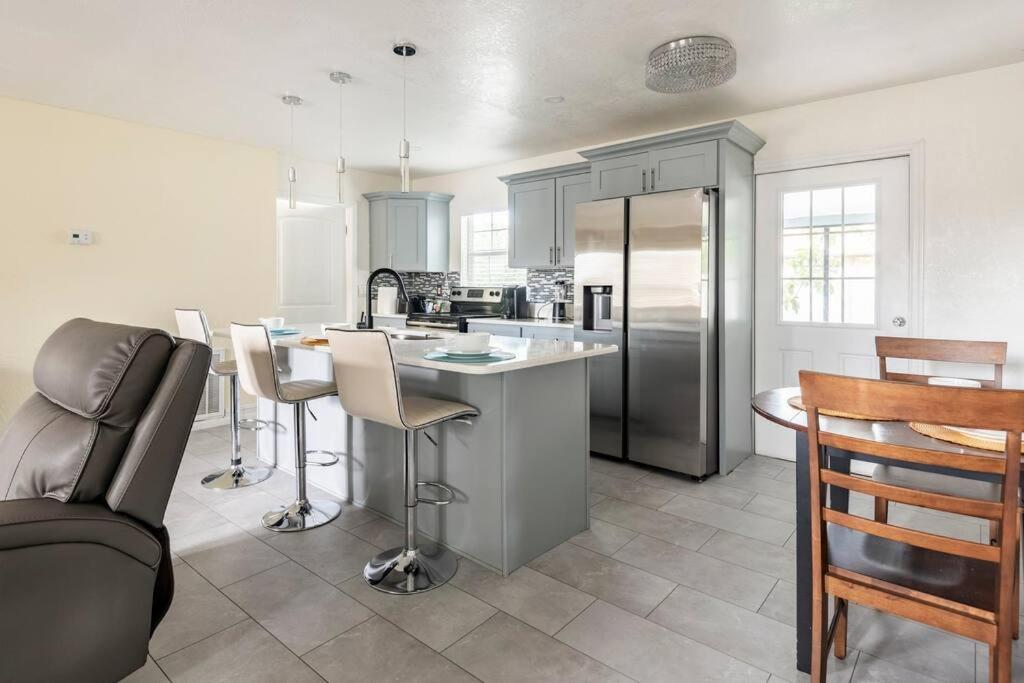 Modern 3Bedroom 2 Bathroom Home Near Universal