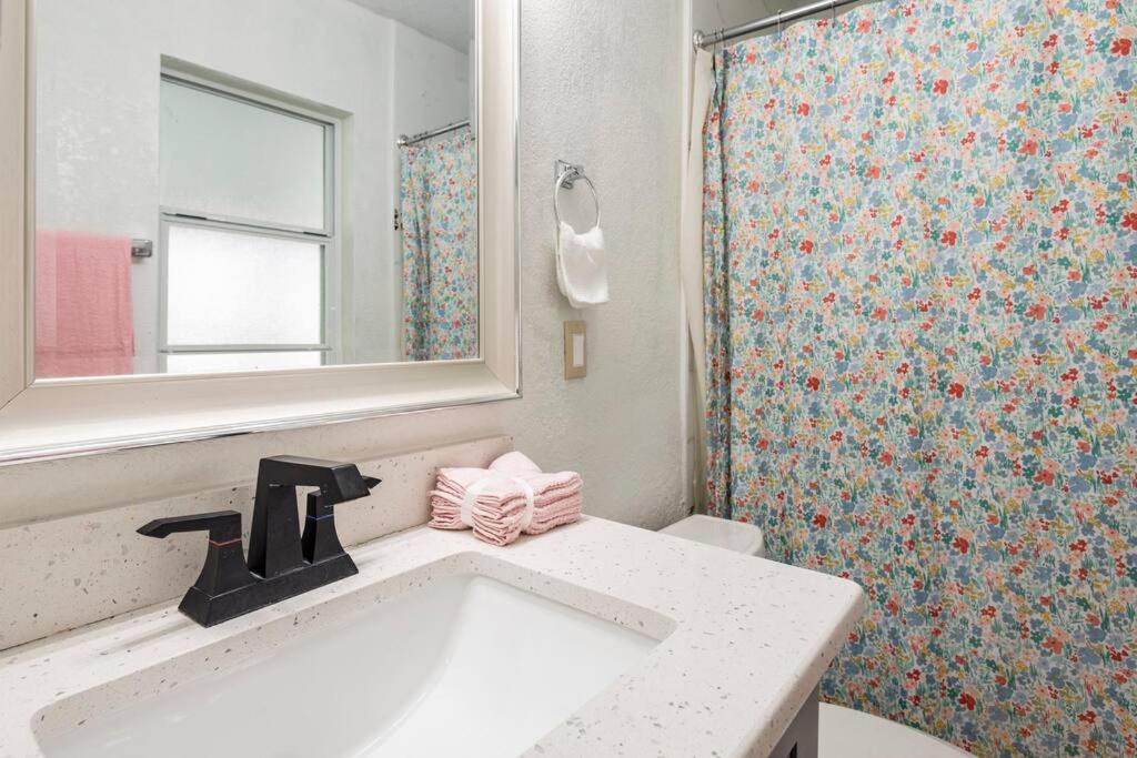 Modern 3Bedroom 2 Bathroom Home Near Universal
