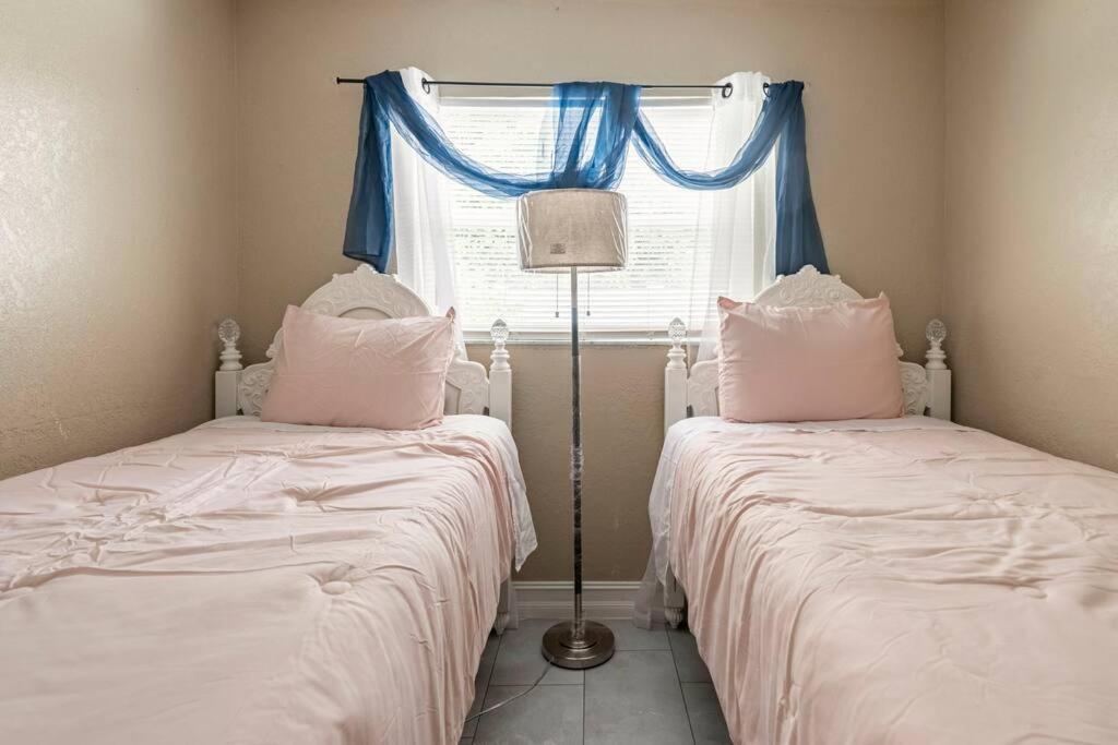 Modern 3Bedroom 2 Bathroom Home Near Universal
