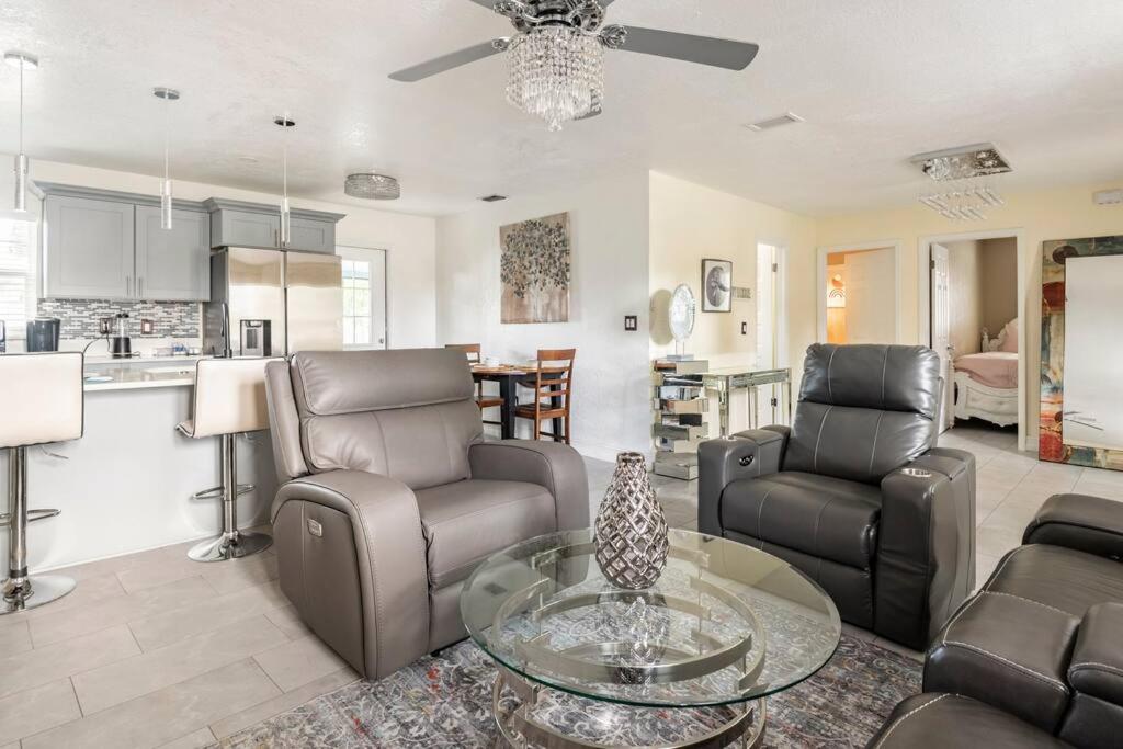 Modern 3Bedroom 2 Bathroom Home Near Universal