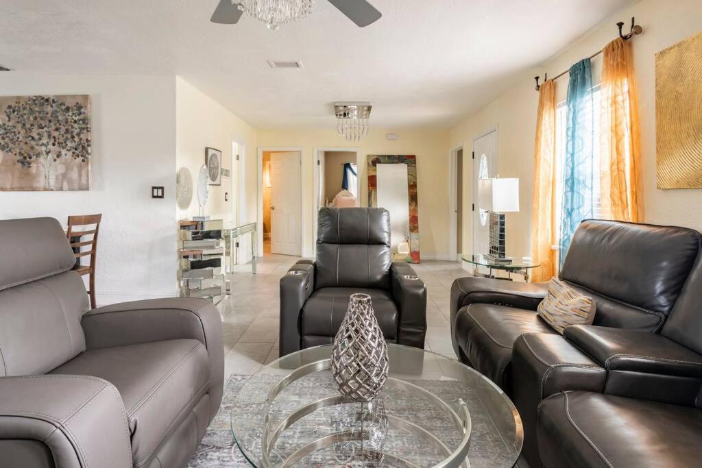 Modern 3Bedroom 2 Bathroom Home Near Universal
