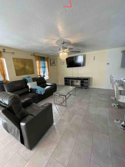 Modern 3Bedroom 2 Bathroom Home Near Universal