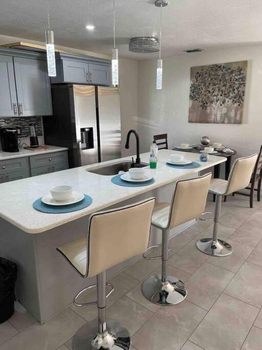 Modern 3Bedroom 2 Bathroom Home Near Universal