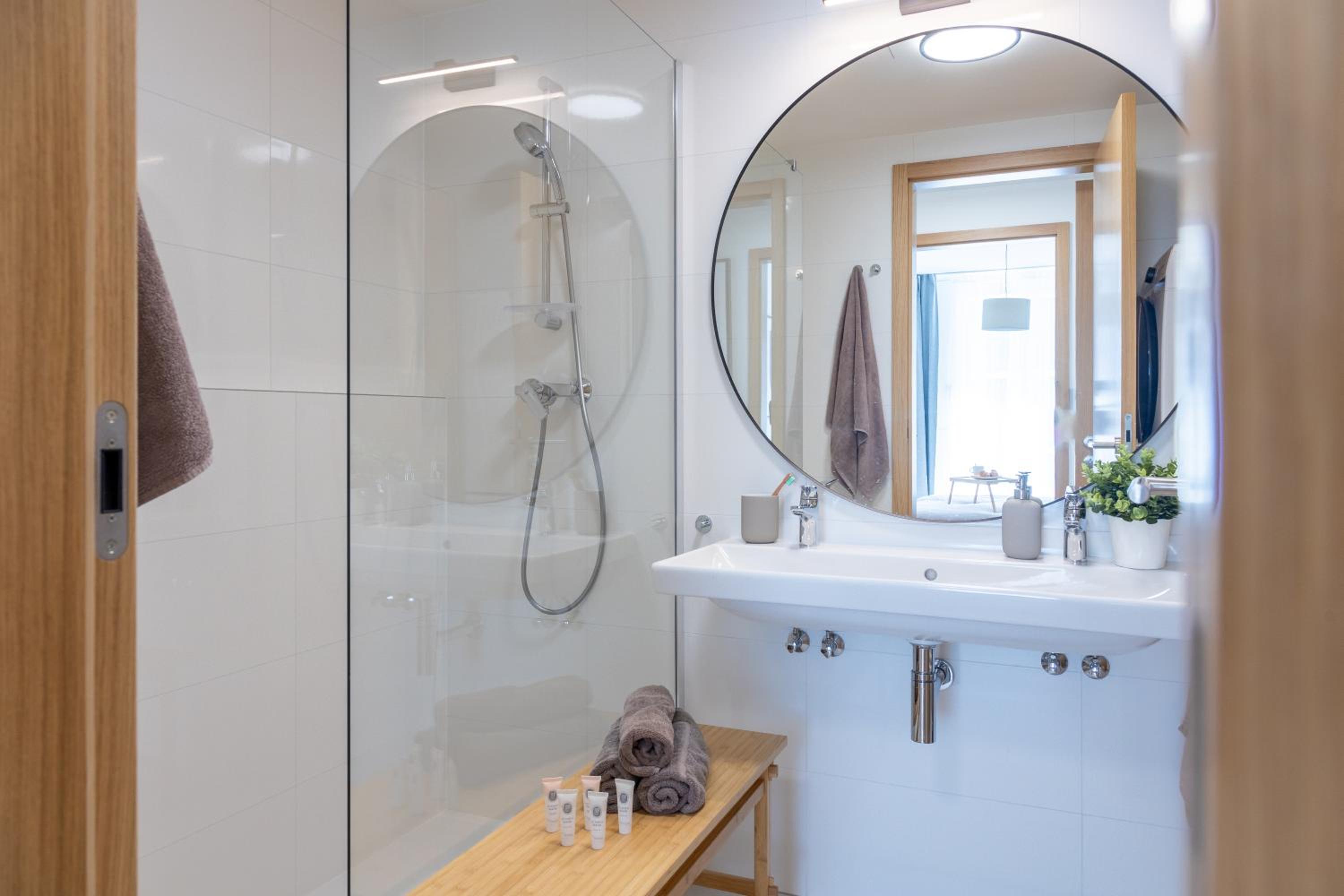 Prague Days - Two-bedroom Apartment with Balcony and Garage Parking in Smíchov