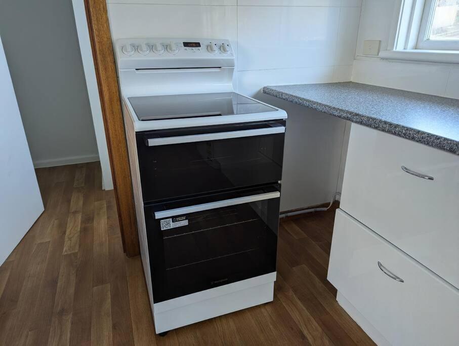Bayley 2 - Walk to city from 2 bedroom apartment with city and mountain views
