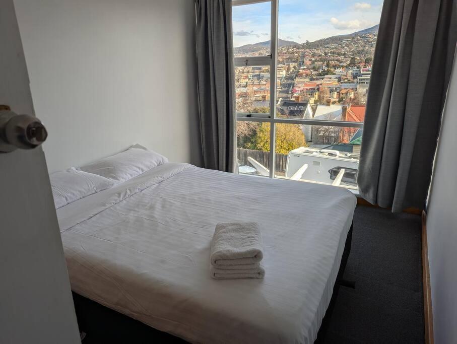 Bayley 2 - Walk to city from 2 bedroom apartment with city and mountain views