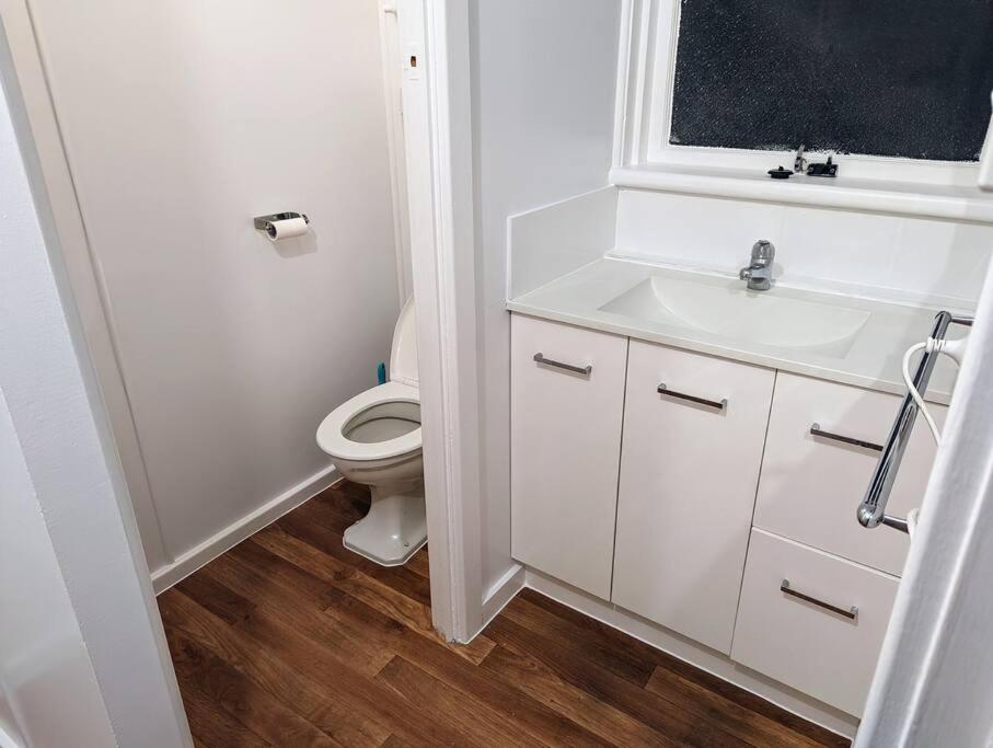 Bayley 2 - Walk to city from 2 bedroom apartment with city and mountain views