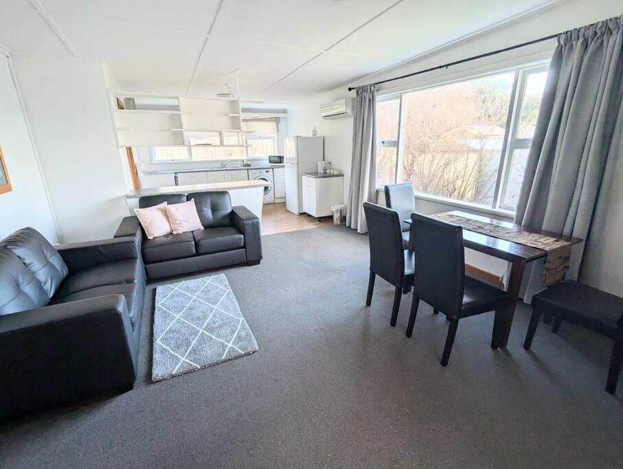 Bayley 2 - Walk to city from 2 bedroom apartment with city and mountain views