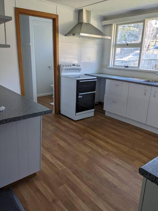 Bayley 2 - Walk to city from 2 bedroom apartment with city and mountain views