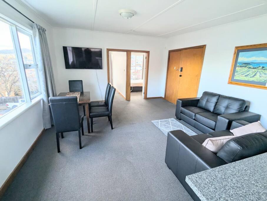 Bayley 2 - Walk to city from 2 bedroom apartment with city and mountain views