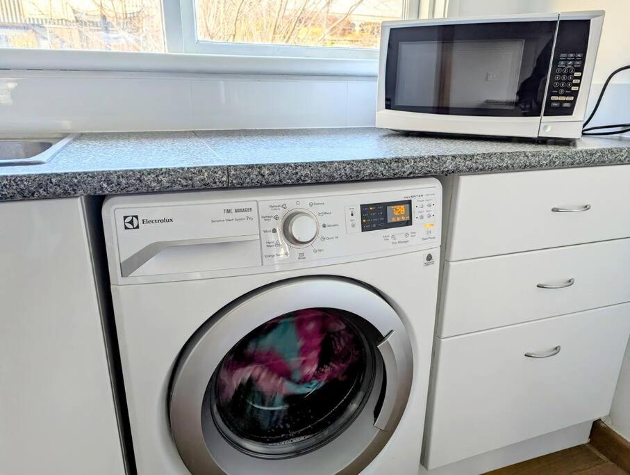 Bayley 2 - Walk to city from 2 bedroom apartment with city and mountain views