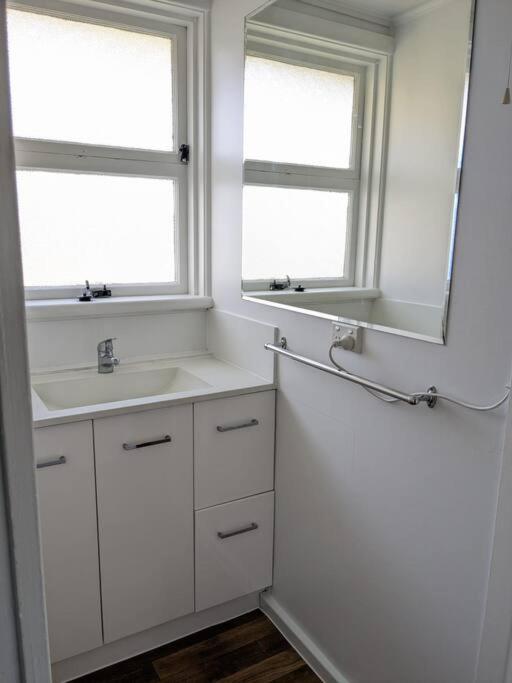 Bayley 2 - Walk to city from 2 bedroom apartment with city and mountain views