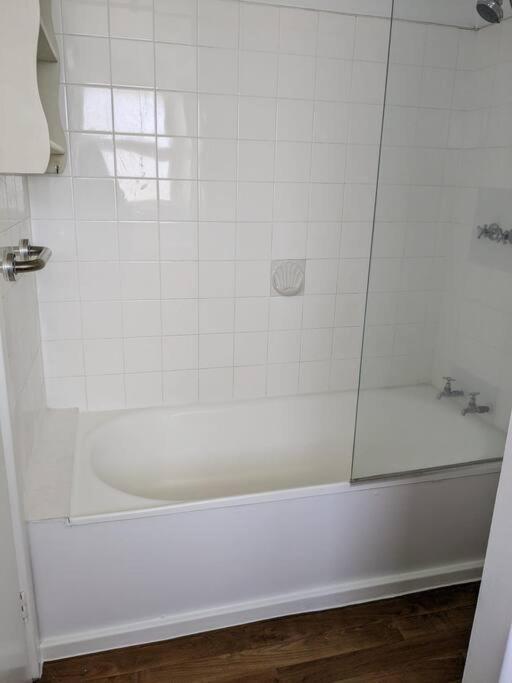 Bayley 2 - Walk to city from 2 bedroom apartment with city and mountain views
