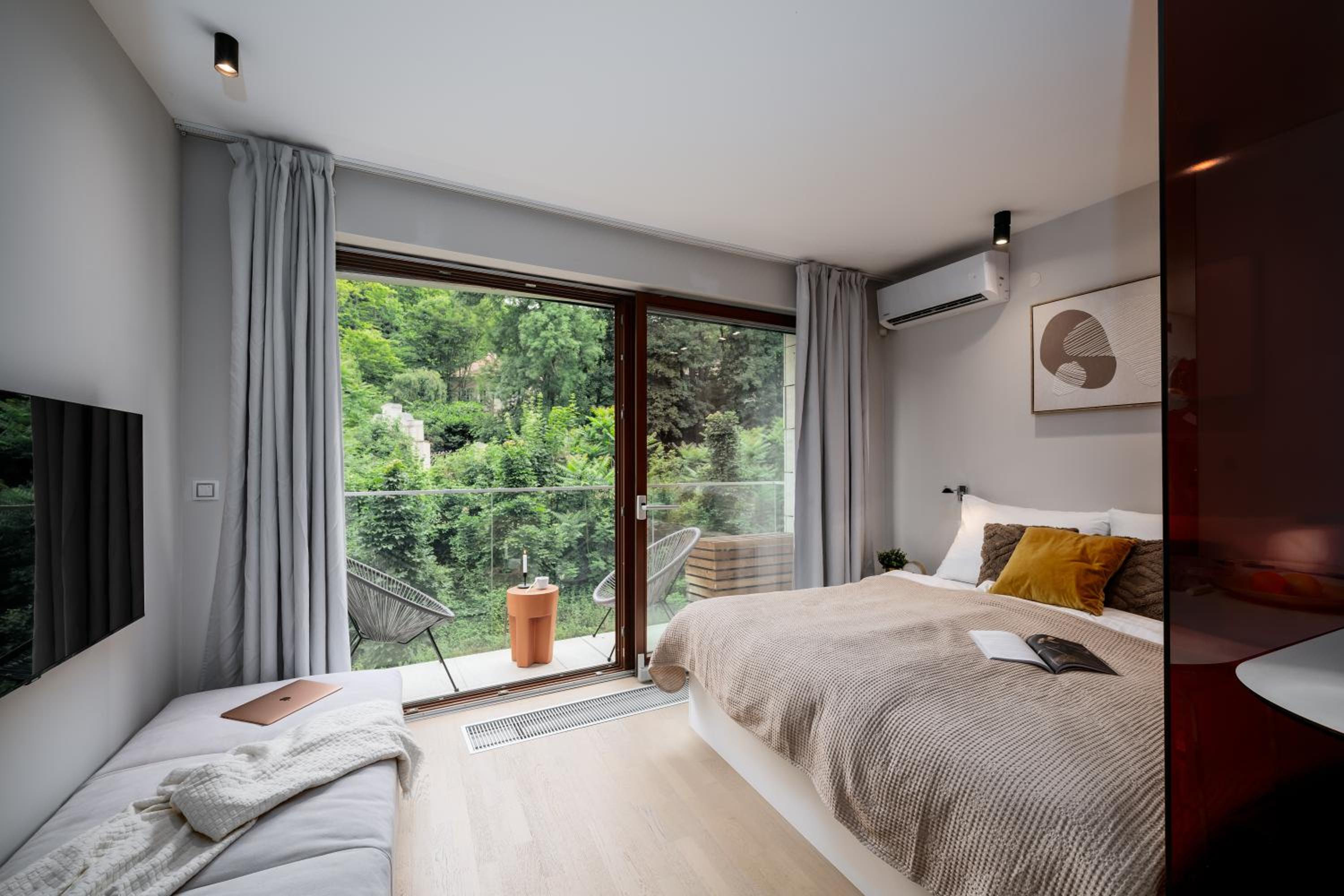 Studio with balcony and garage parking in Smíchov by Prague Days