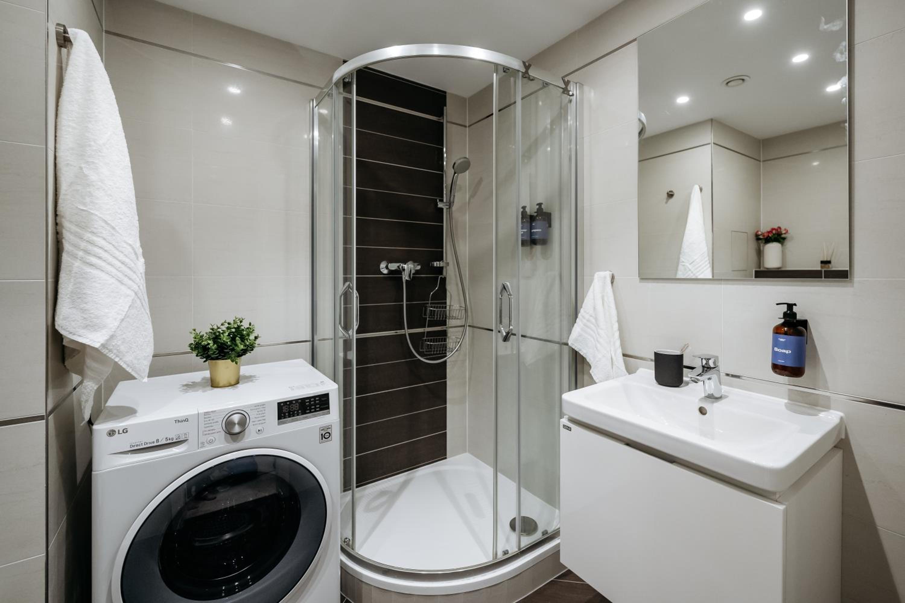 Studio with balcony and garage parking in Smíchov by Prague Days