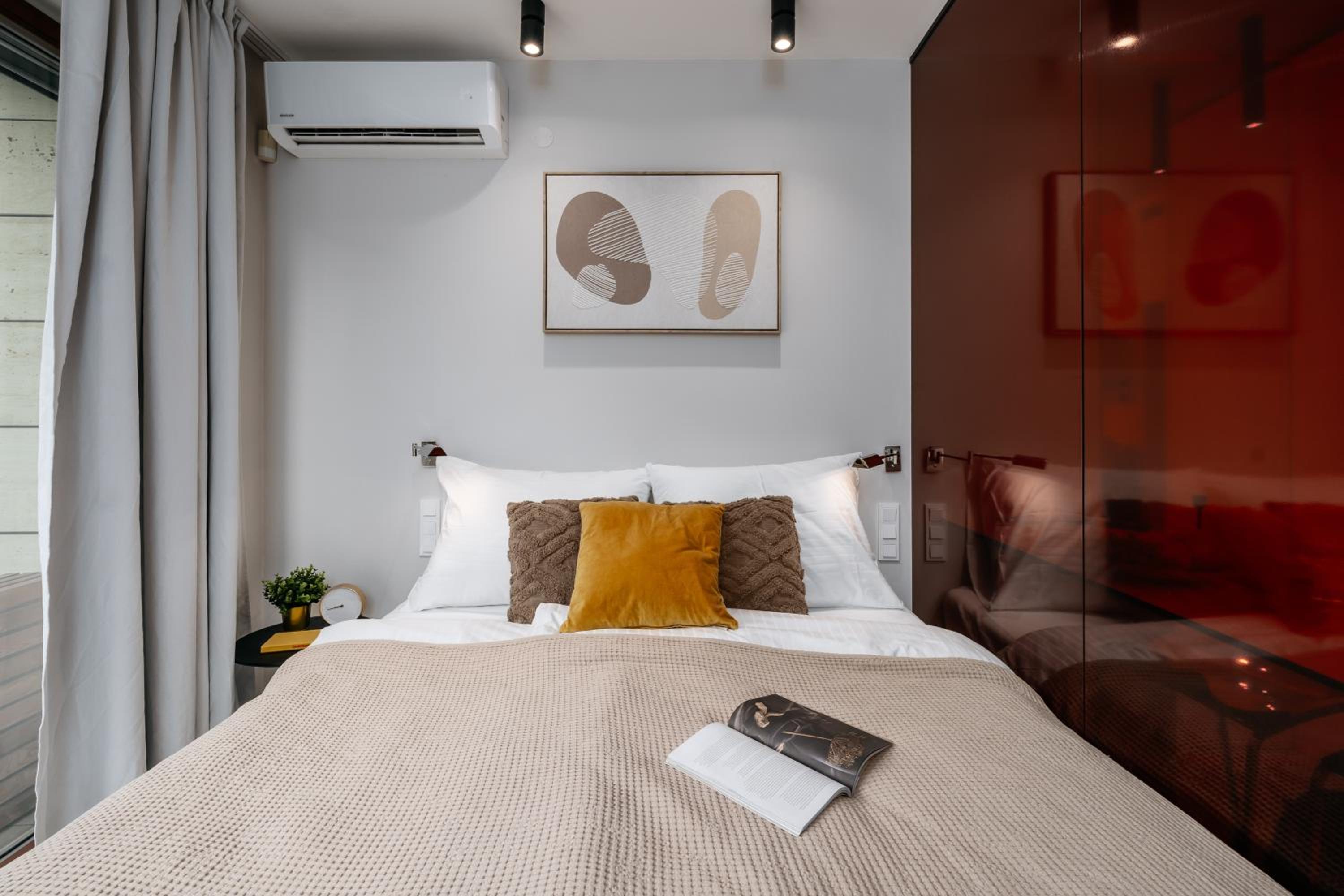 Studio with balcony and garage parking in Smíchov by Prague Days