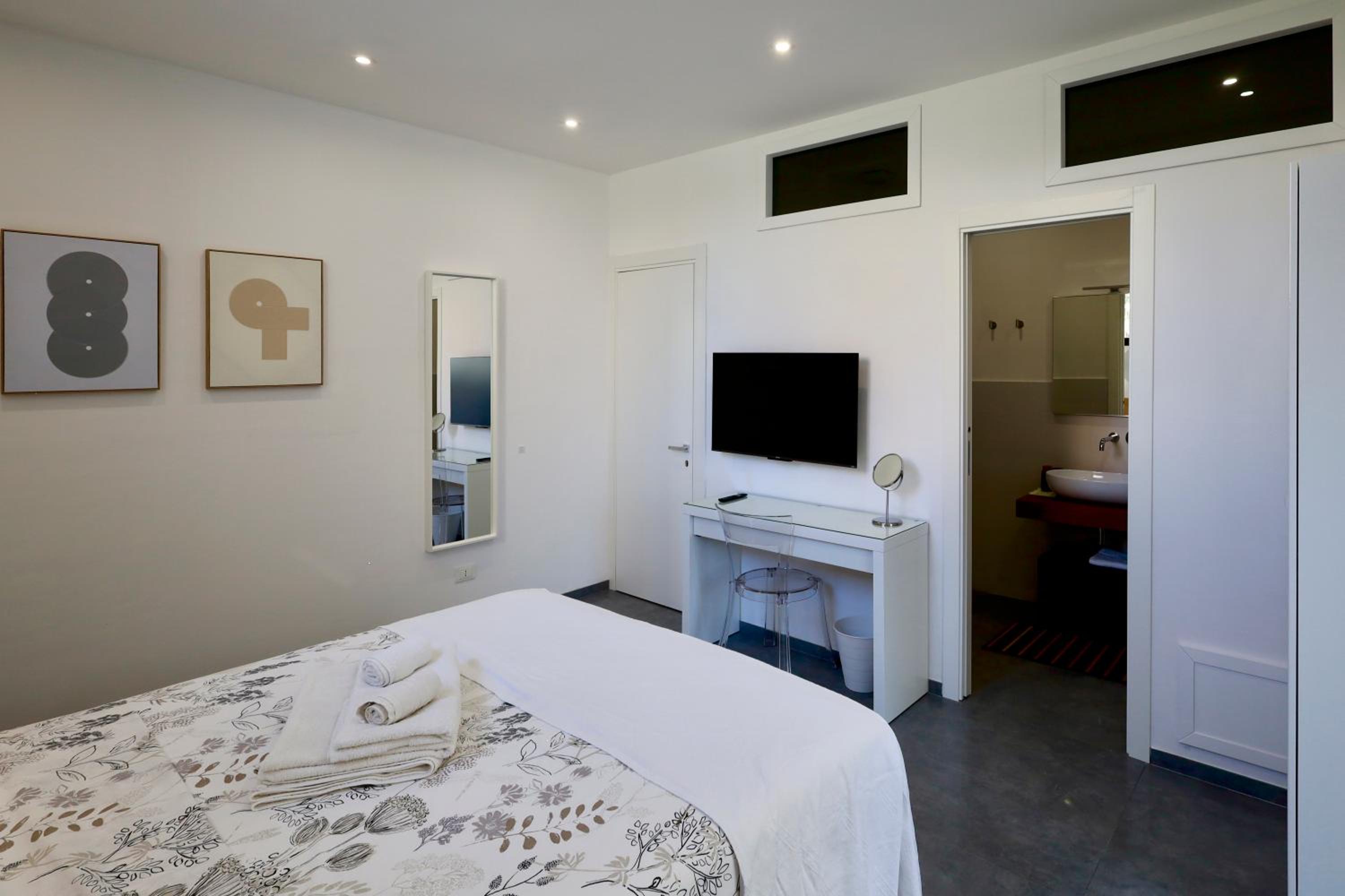Eos - Elegant Apartments & Suites view 3