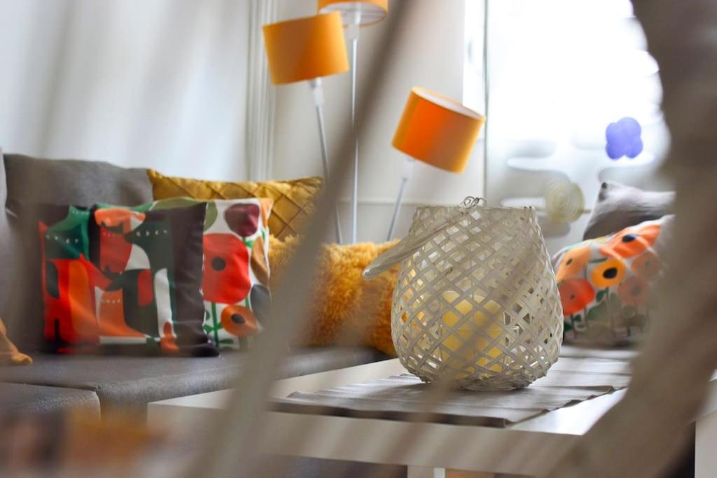 COLORFUL DOWNTOWN APARTMENt view 3