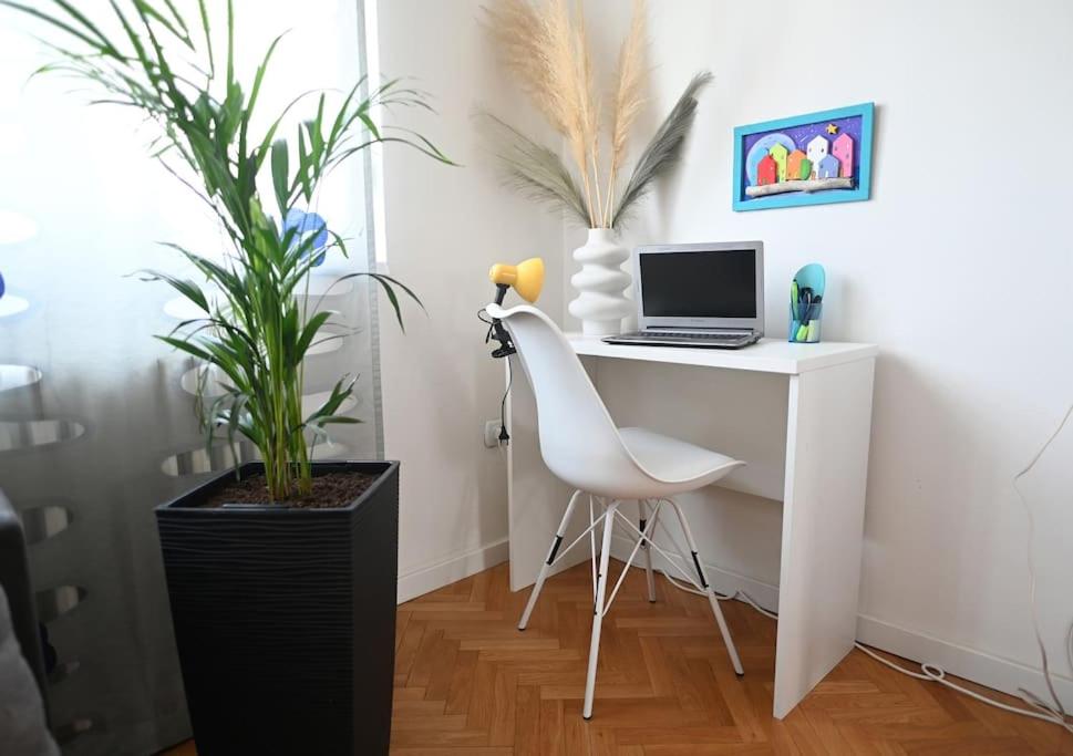 COLORFUL DOWNTOWN APARTMENt view 4