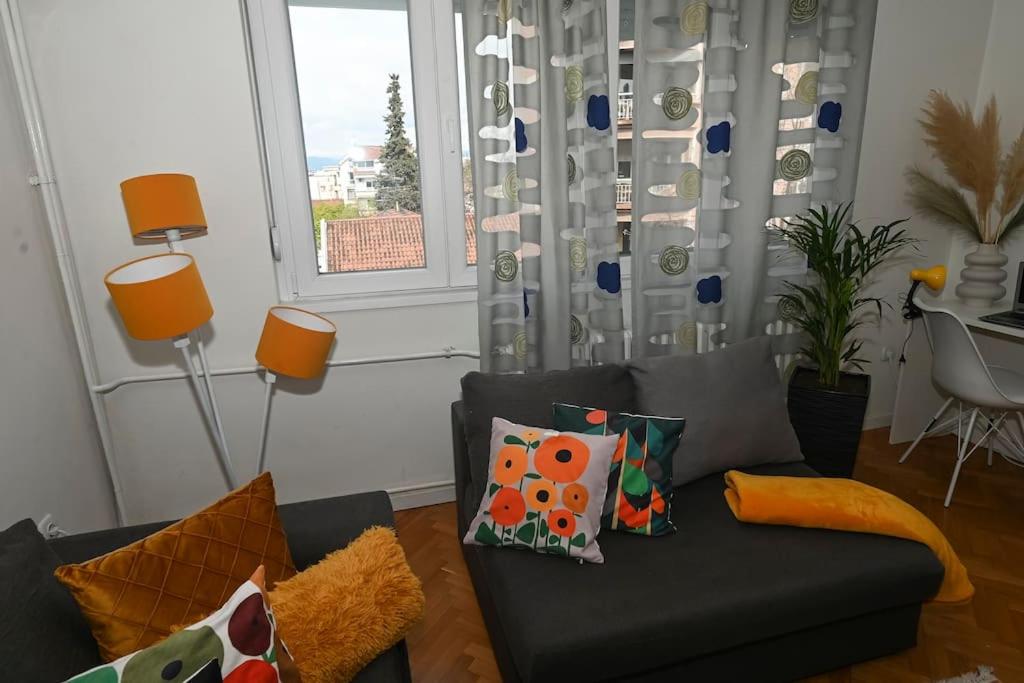 COLORFUL DOWNTOWN APARTMENt view 2
