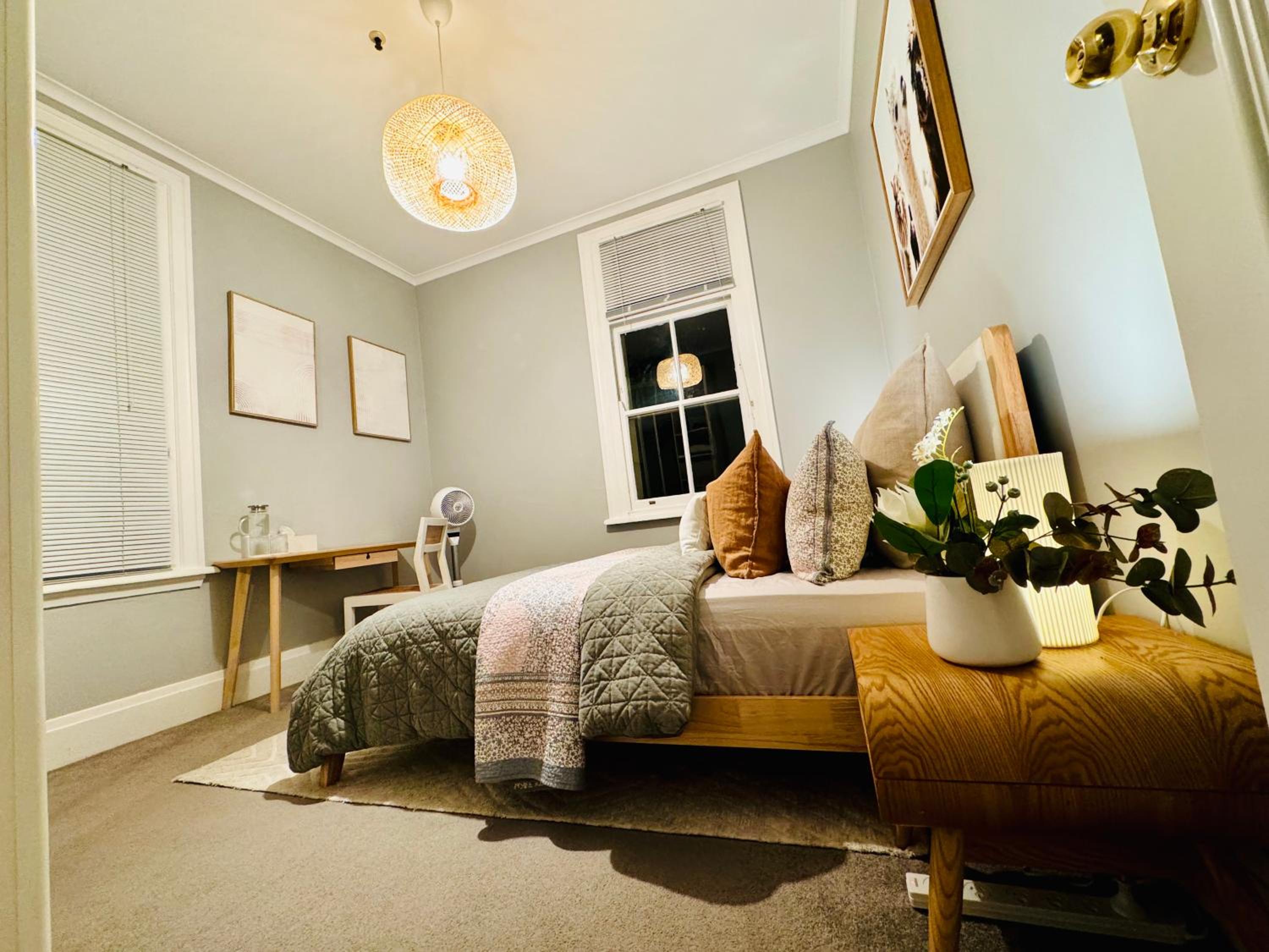 Sunny, Cozy, Central City 2BR Apartment - Free Parking 