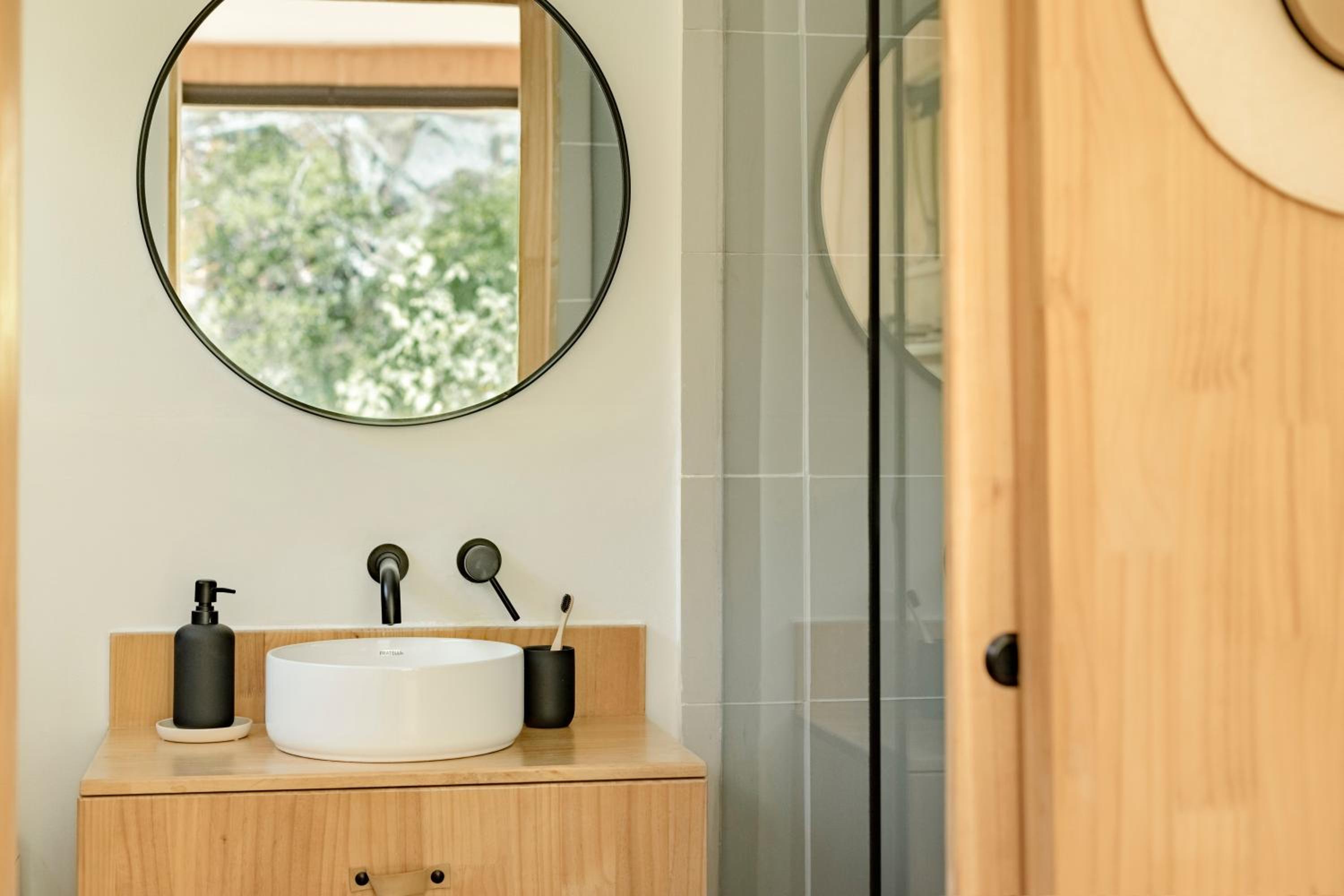 Earth Tones - Cozy, Intimate Haven with Bedside Mountain View view 3