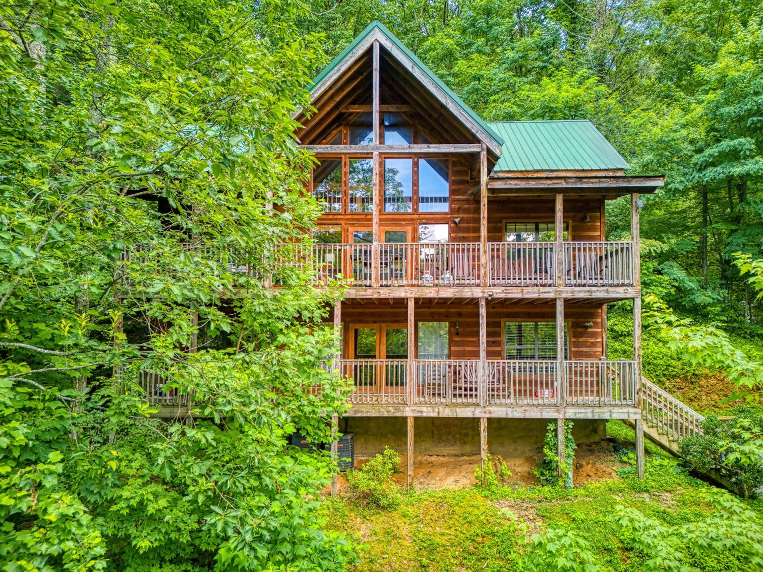 Cubby Bear, Free Attraction Tickets, Game Room, Hot Tub, seasonal pool Access, WIFI!!!