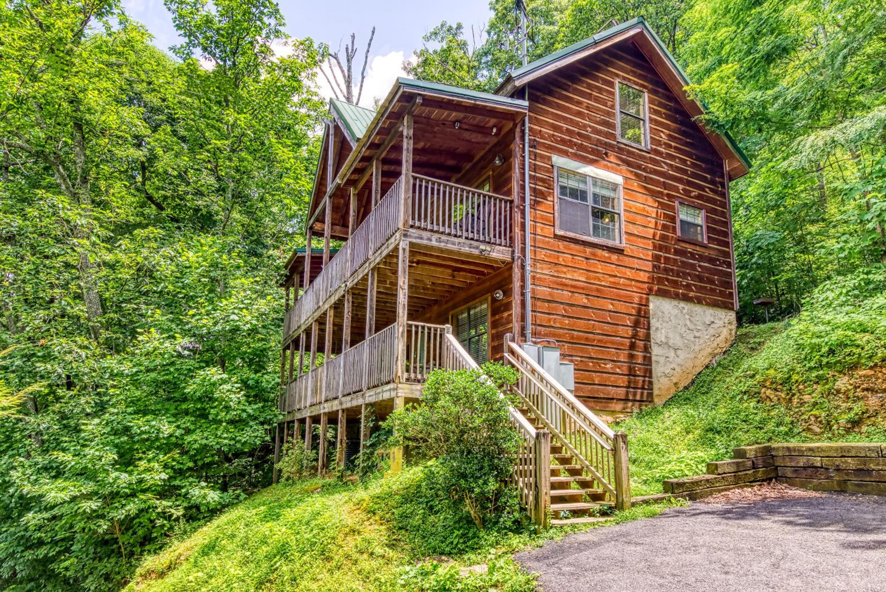 Cubby Bear, Free Attraction Tickets, Game Room, Hot Tub, seasonal pool Access, WIFI!!!
