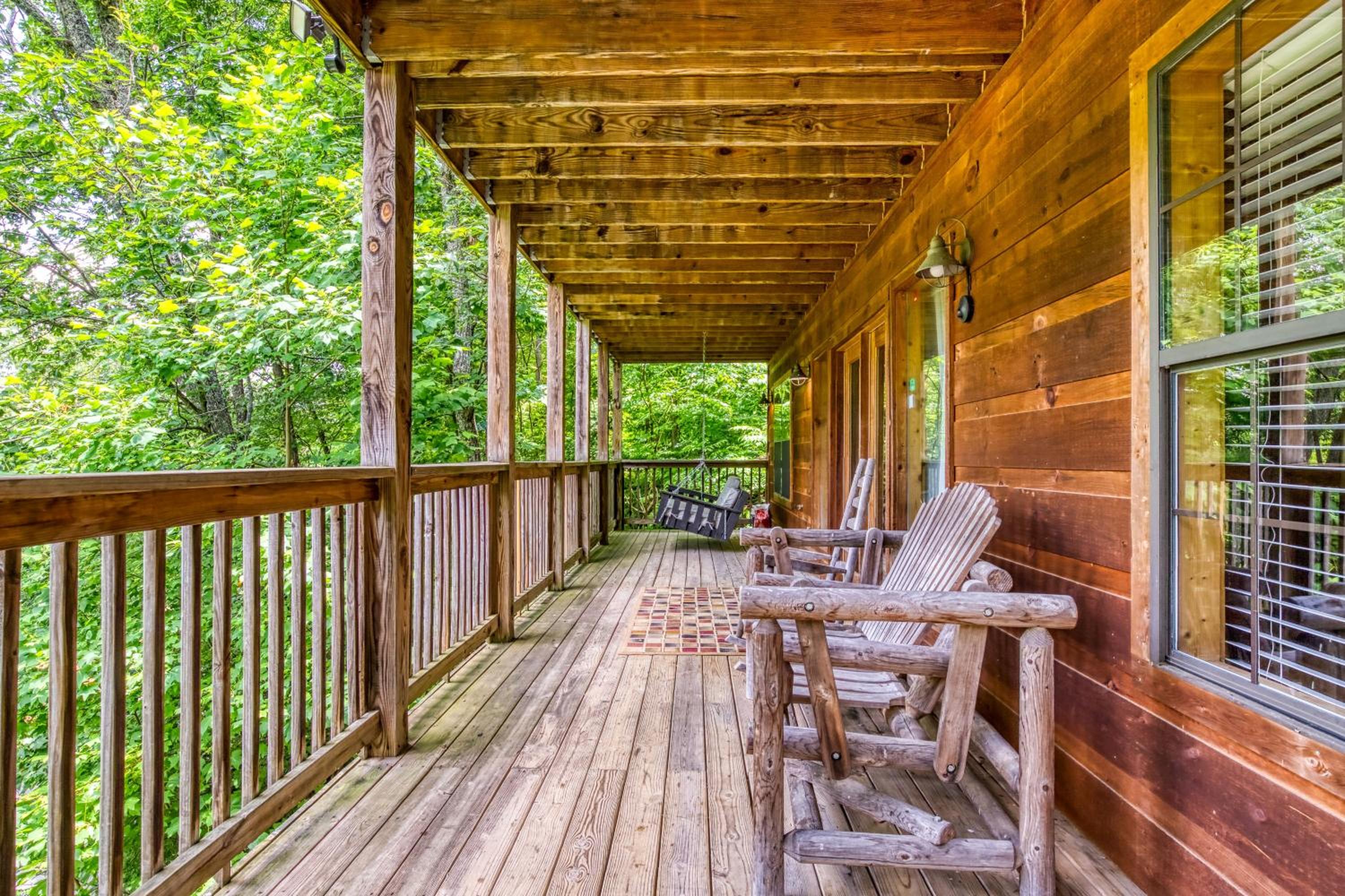 Cubby Bear, Free Attraction Tickets, Game Room, Hot Tub, seasonal pool Access, WIFI!!!