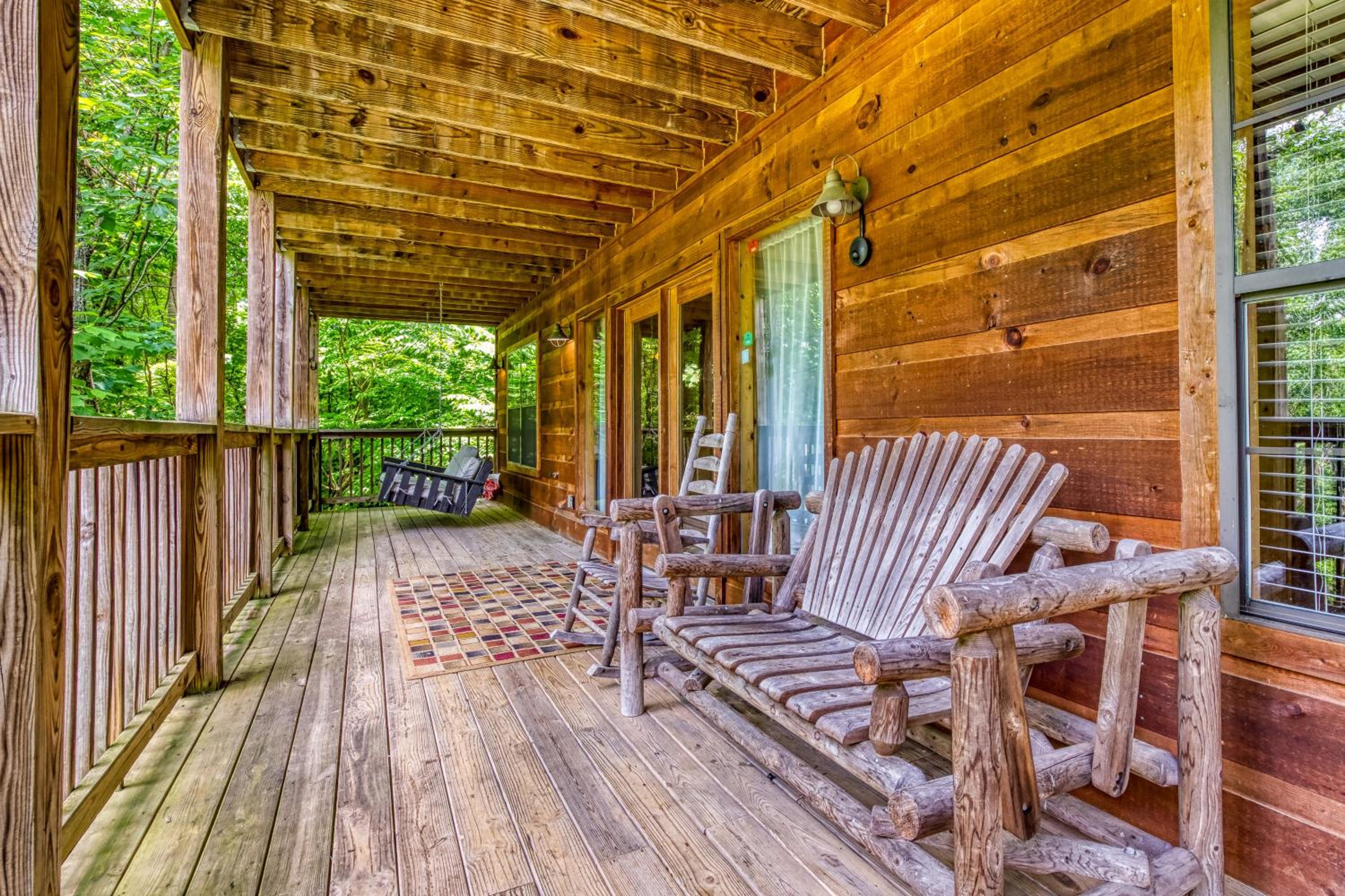 Cubby Bear, Free Attraction Tickets, Game Room, Hot Tub, seasonal pool Access, WIFI!!!