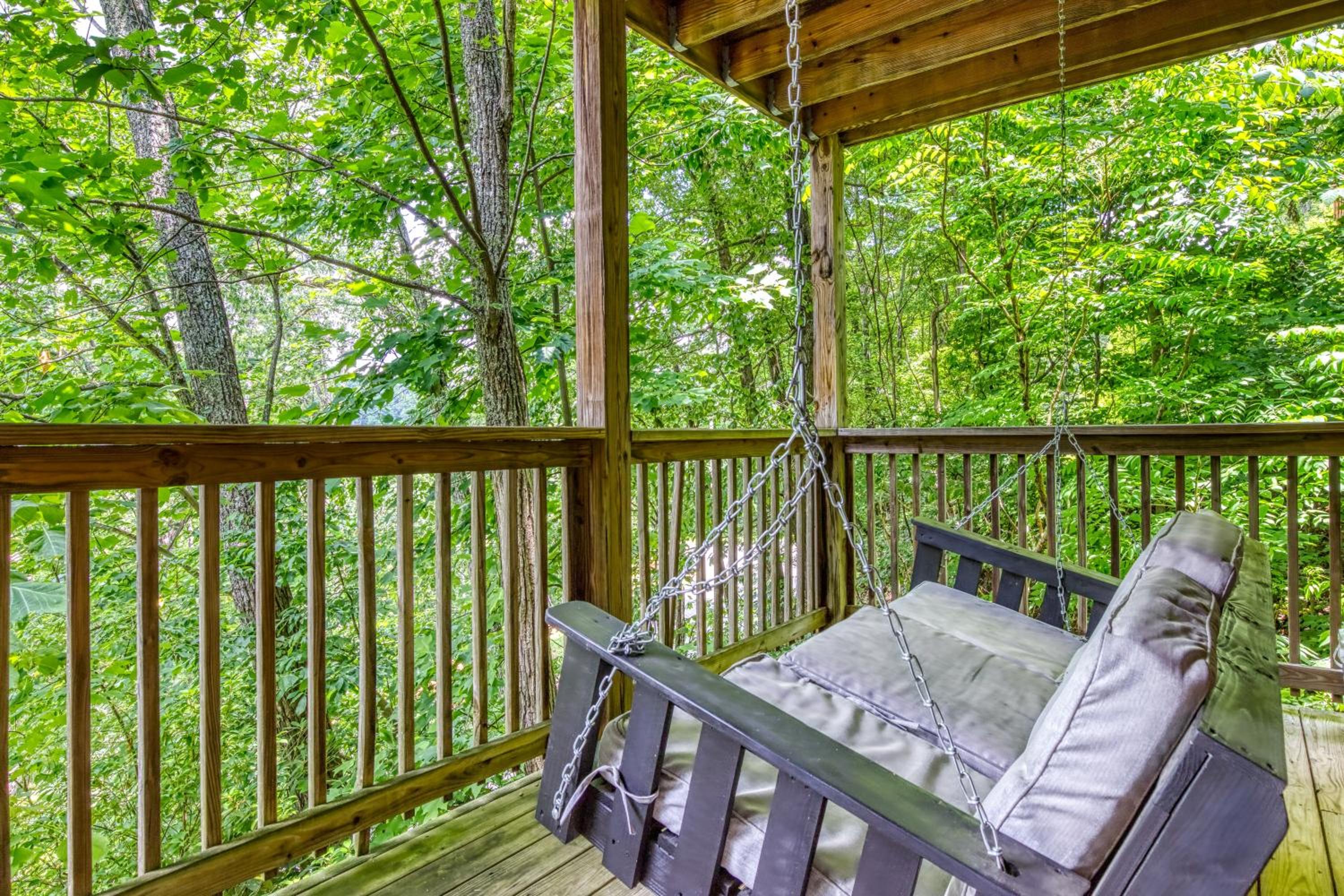 Cubby Bear, Free Attraction Tickets, Game Room, Hot Tub, seasonal pool Access, WIFI!!!