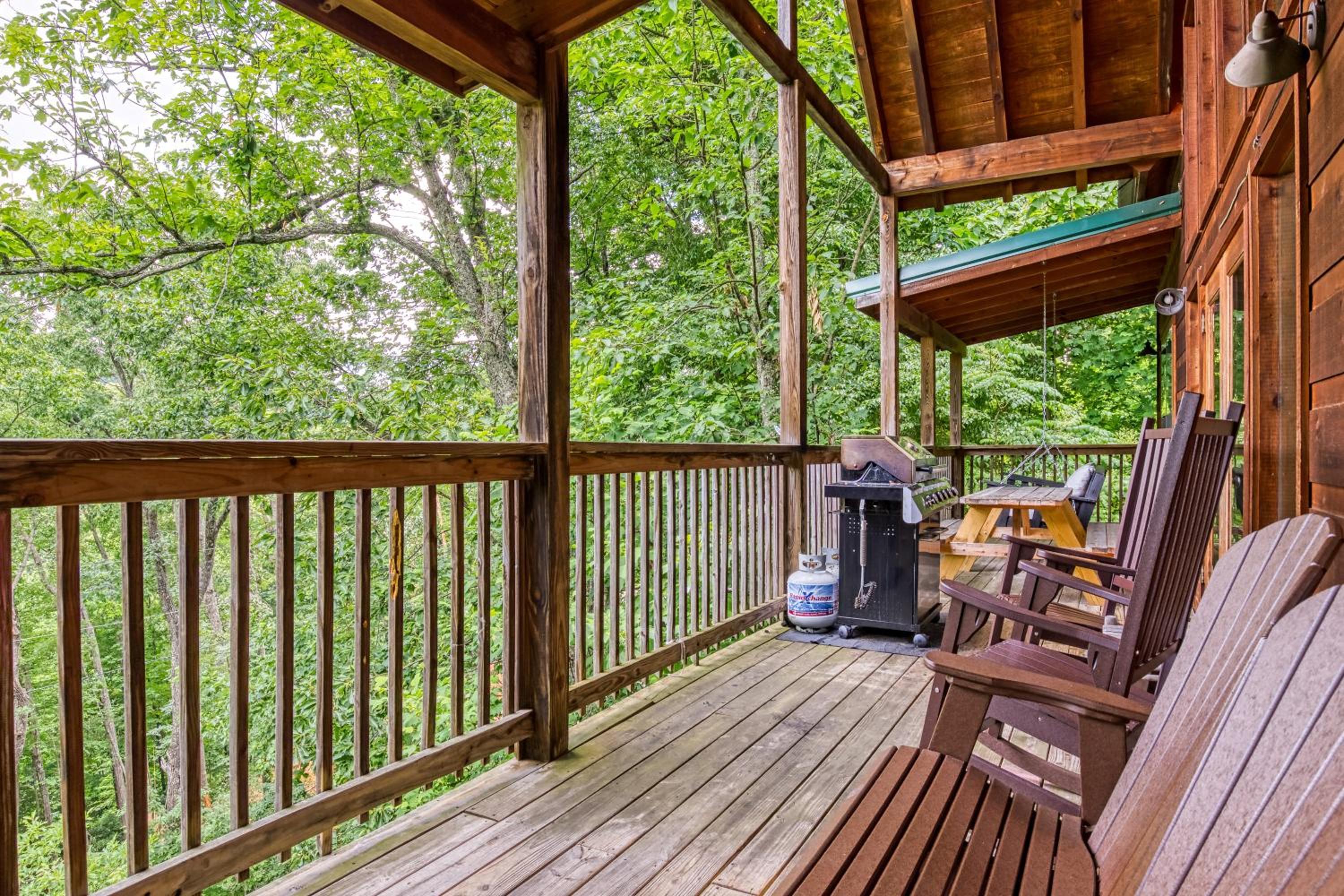 Cubby Bear, Free Attraction Tickets, Game Room, Hot Tub, seasonal pool Access, WIFI!!!