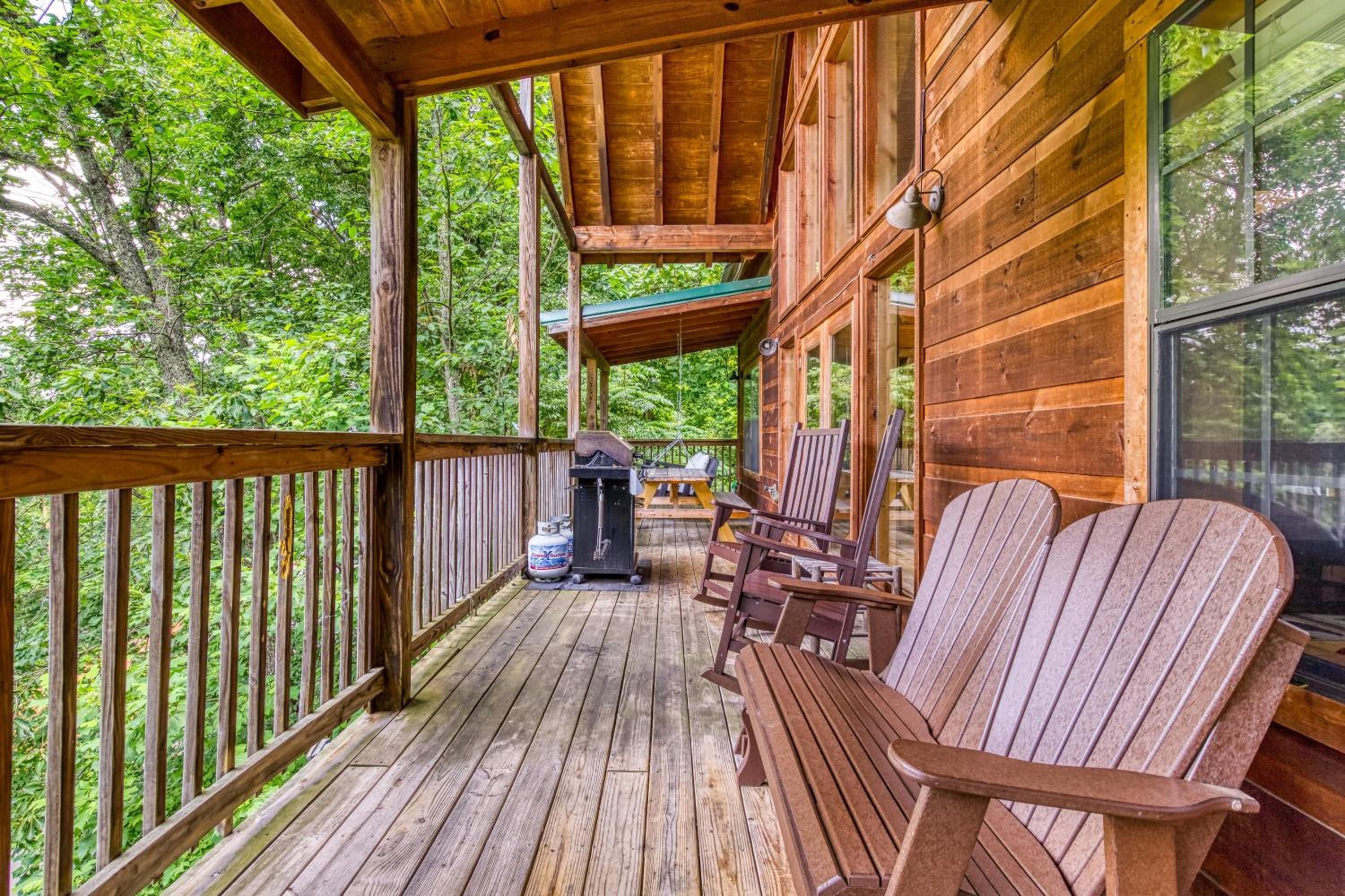 Cubby Bear, Free Attraction Tickets, Game Room, Hot Tub, seasonal pool Access, WIFI!!!