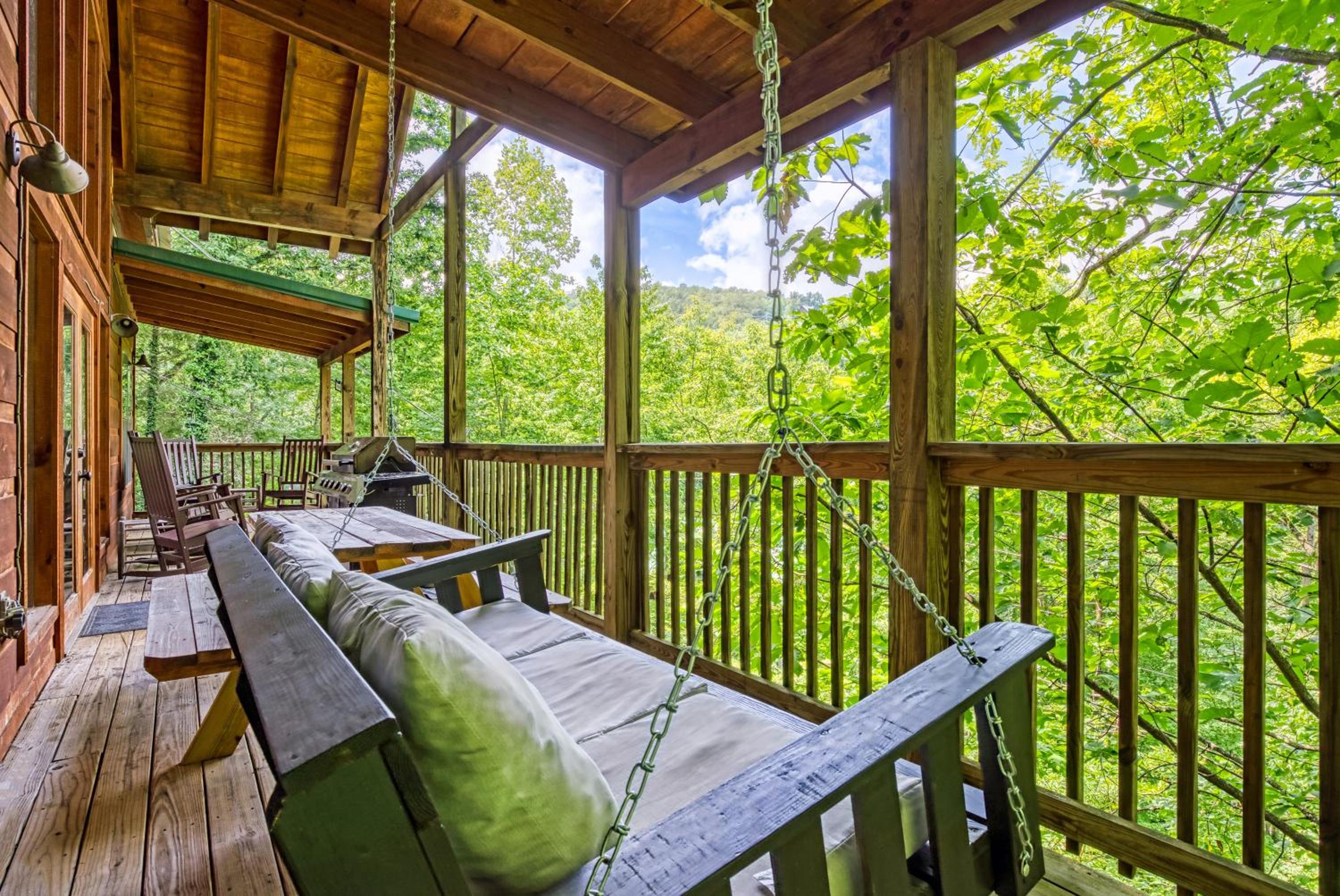Cubby Bear, Free Attraction Tickets, Game Room, Hot Tub, seasonal pool Access, WIFI!!!