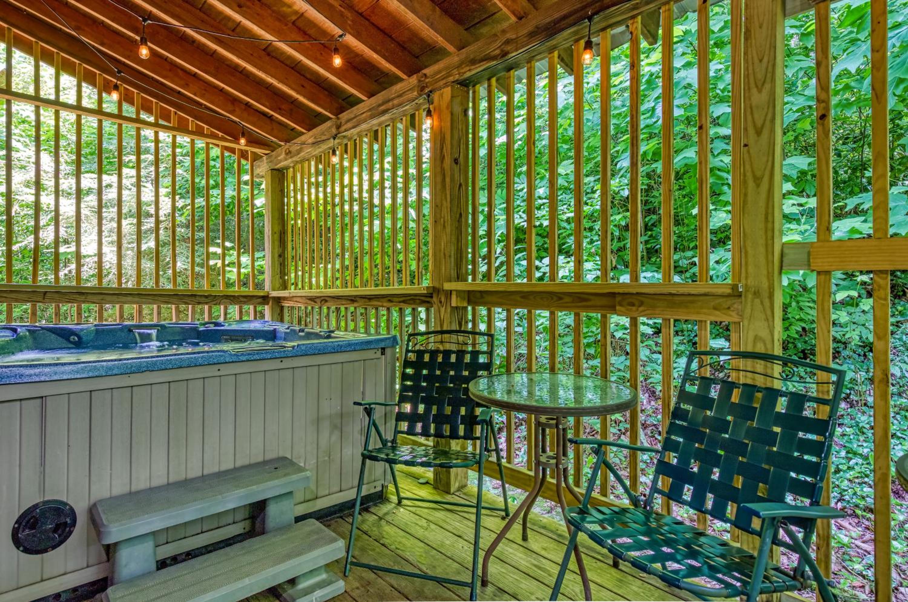Cubby Bear, Free Attraction Tickets, Game Room, Hot Tub, seasonal pool Access, WIFI!!!