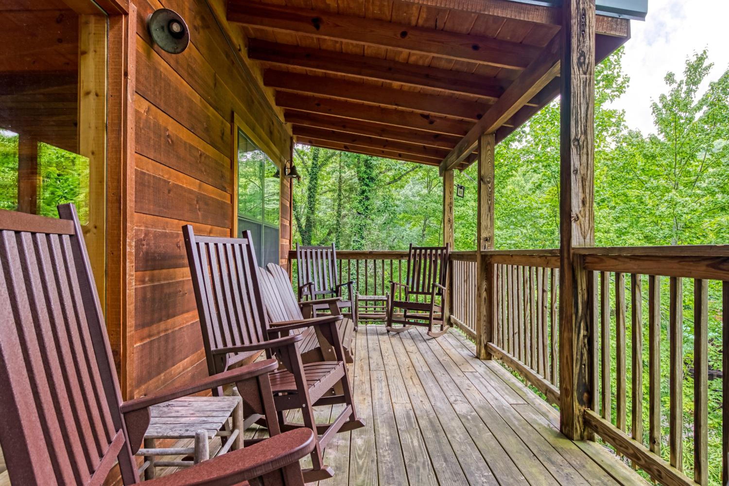Cubby Bear, Free Attraction Tickets, Game Room, Hot Tub, seasonal pool Access, WIFI!!!