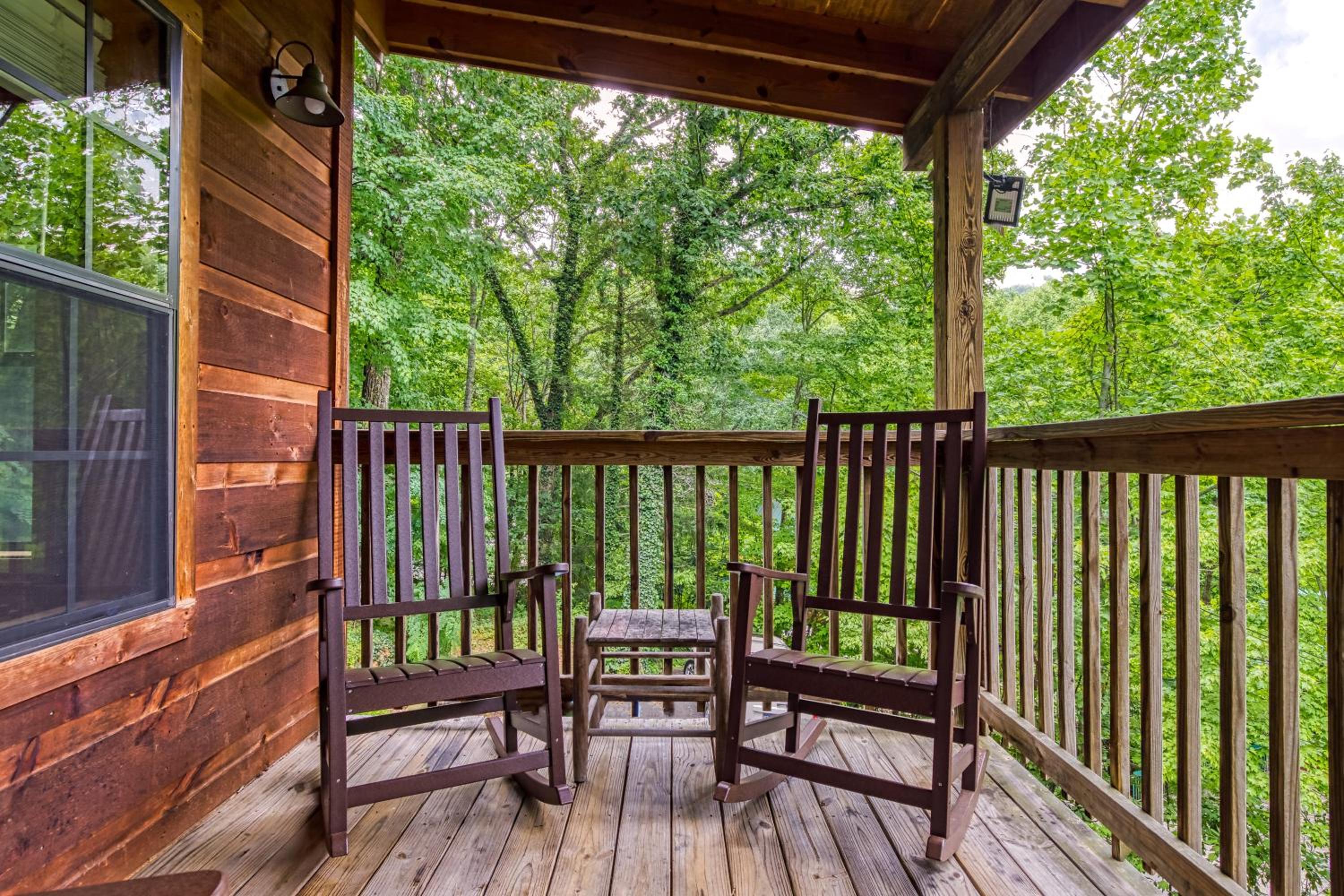 Cubby Bear, Free Attraction Tickets, Game Room, Hot Tub, seasonal pool Access, WIFI!!!