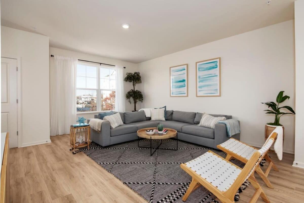 New Intown Waterfront Townhome wPool & Location view 4
